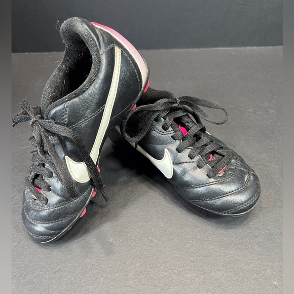 Nike Youth Soccer Cleats Size 10C Black‎ Pink Turf Shoes Kids - Picture 1 of 9